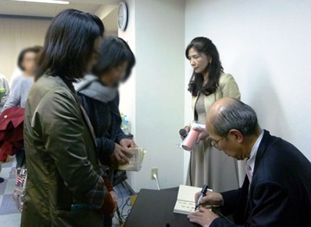 ↑イベント終了後、山嶋先生のサイン会が行われました。